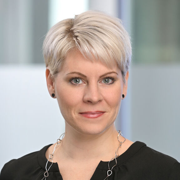 FSW-Geschäftsführerin und Leiterin des FSW-Krisenstabs Susanne Winkler blickt lächelnd in die Kamera