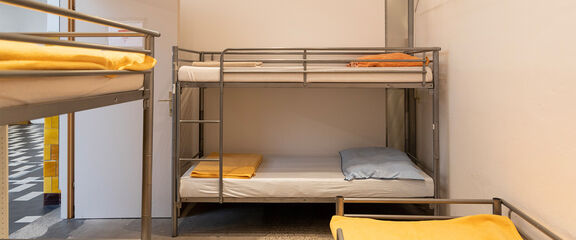 Foto von zwei Stockbetten und einem einfachen Bett
