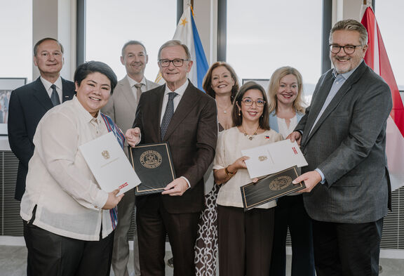 Patricia Yvonne Caunan (Undersecretary for Policy and International Cooperation of the Department of Migrant Workers, Republik der Philippinen), WKÖ-Generalsekretär Karlheinz Kopf, Botschafterin der Republik der Philippinen Evangelina Lourdes A. Bernas, Wiener Stadtrat für Soziales, Gesundheit und Sport Peter Hacker