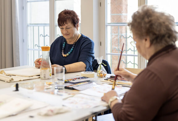 Zwei Frauen beim Malen