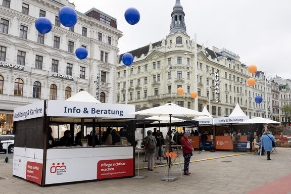 Beratungsstände auf dem Platz der Menschenrechte im 6. Bezirk im Rahmen des Wiener Tags der Pflege