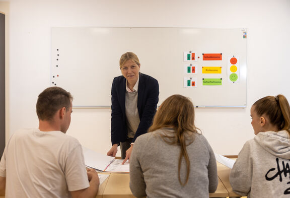 Gudrun Steinmann, Leiterin der FSW Finanzbildung, spricht vor Schüler:innen.