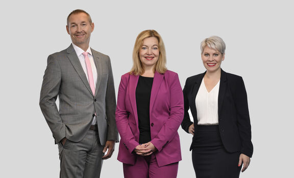 Gruppenfoto der FSW Geschäftsführung | FSW Michael Rosenberg, Anita Bauer und Susanne Winkler lächeln gemeinsam in die Kamera.
