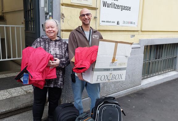 Gut erhaltene Winterjacken und Rucksäcke werden an Kund:innen der FSW Obdach übergeben. Denn: Reparieren, Wieder- und Weiterverwenden schützt unsere Ressourcen.