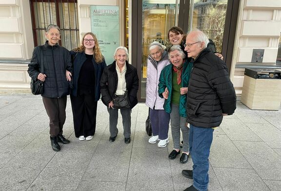 Beliebt sind die Ausflüge in Museen mit demenzgerechten Führungen.
