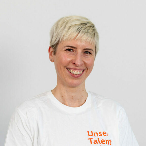 Susanne Höllerer | FSW Susanne Höllerer lächelt in die Kamera.