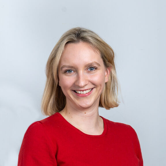 Nachhaltigkeitsmanagerin Katharina Kotynkowiecz | FSW Nachhaltigkeitsmanagerin Katharina Kotynkowiecz lächelt in die Kamera.