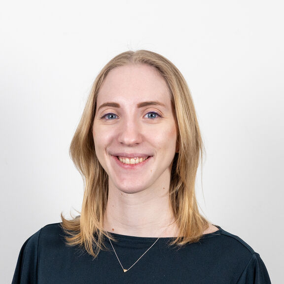 Sonja Hofbauer | FSW Sonja Hofbauer lächelt in die Kamera.