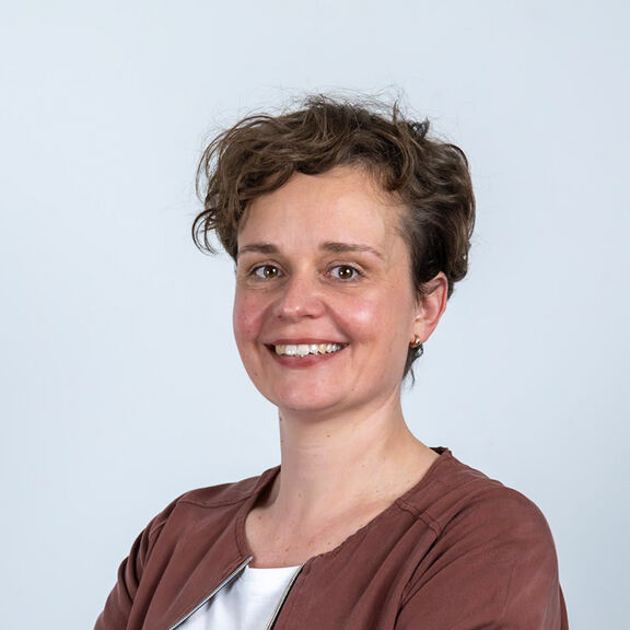 Nachhaltigkeitsmanagerin Simone Einfalt-Schneider | FSW Nachhaltigkeitsmanagerin Simone Einfalt-Schneider lächelt in die Kamera.