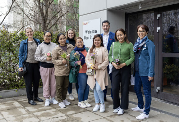 Dragan Boskovic, Geschäftsführer FSW Startplatz (hinten) sowie Andrea Korn (links), Andrijana Djulabic (4. v. links) und Maria Glawogger (rechts) von Casa Leben begrüßen die philippinischen Pflegekräfte.